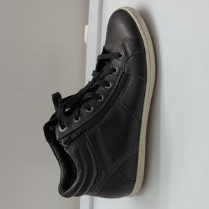 Taos Union leather tennis shoes, size 11, black